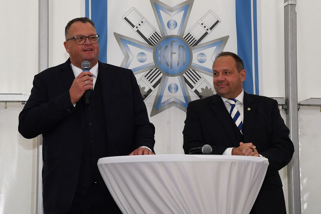 Michael Müller (l.) und Björn Griesemann betonen in ihren Ansprachen die besondere Rolle von Peter Griesemann für das Bauvorhaben