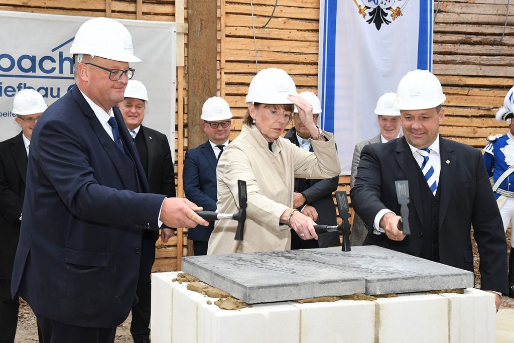 Die Schlusssteine wurden von Oberbürgermeisterin Henriette Reker, Bauvereins-Präsident Michael Müller und Blaue Funken Präsident und Kommandant Björn Griesemann verschlossen