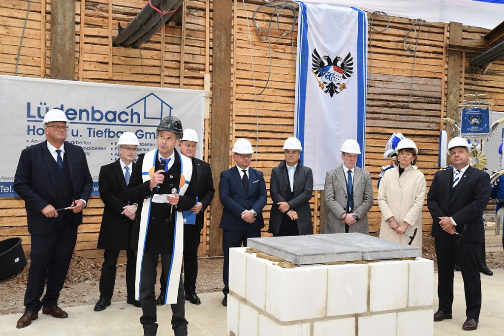 Pfarrer Klaus Thranberend bei seiner sehr bewegenden Ansprache und der Segnung des Grundsteins