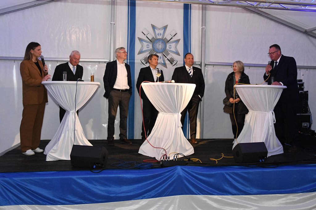 Laura Wontorra (l.) gelang es, viele interessante Informationen rund um den Bau, aus den Bauherren, dem Architekten, dem Stadtkonservator und den Fördergebern zu locken