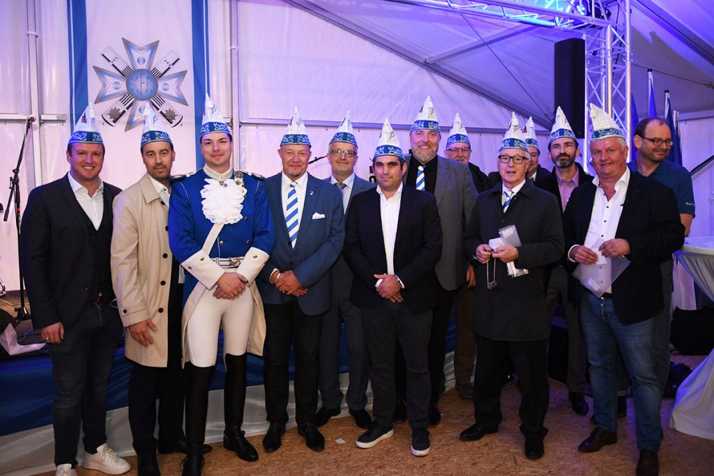 Viele stolze neue Fördermitglieder erhielten während des Festaktes ihre “Bauvereins-Mütze“ als Zeichen ihrer Mitgliedschaft